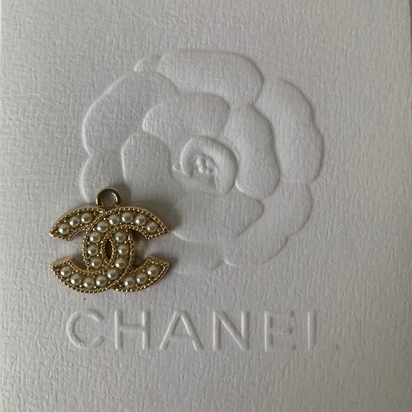 Chanel CC Pearl charm - Picture 1 of 2